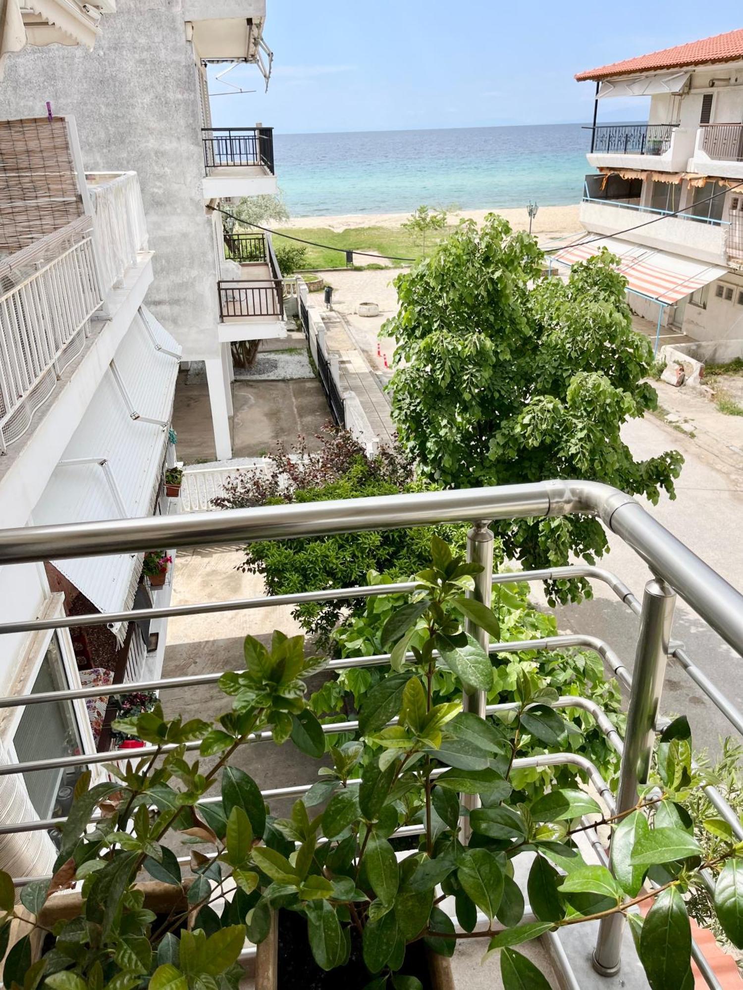 The Beach House Паралия Дионисиу Екстериор снимка